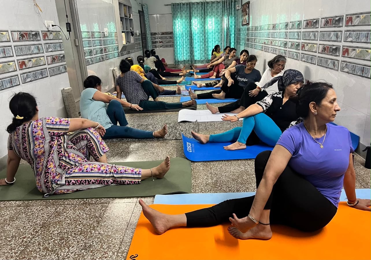 Dynamic power yoga warrior pose class at Nirankari Yoga Centre, Gurugram